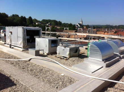 Centrales de traitement d'air et rejets en toiture-terrasse d'un bâtiment public.