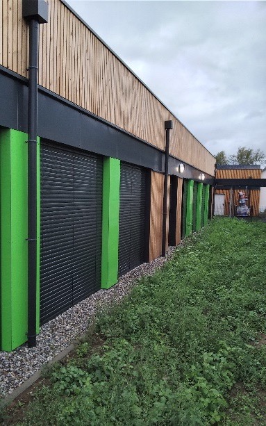Façade à bardage bois du bâtiment passif abritant une classe de maternelle et un périscolaire à Saint-Louis.
