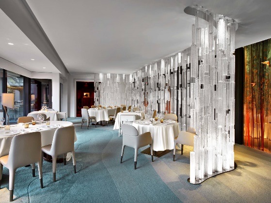 Salle de restaurant gastronomique climatisée, avec traitement d'air intégré au faux plafond.