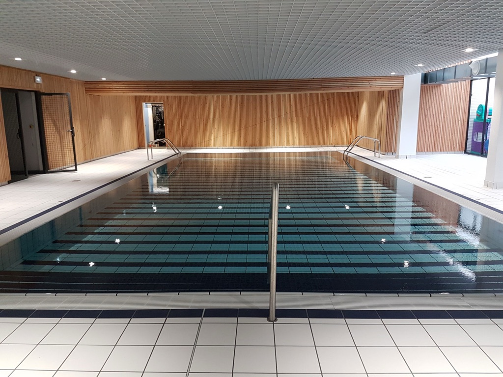 Hall bassin d'une piscine publique avec habillage bois, traité en déshumidification et traitement d'air.